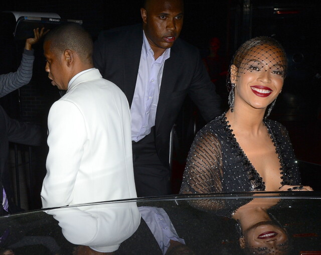 SMILTE SOM INGENTING HADDE HENDT: Beyoncé satte seg i bilen med søsteren Solange. Ektemannen Jay-Z ble ført til en annen bil av livvakten. Det er ikke kjent om han så dro på festen til Rihanna eller ikke. Foto: All Over Press SMILTE SOM INGENTING HADDE HENDT: Beyoncé satte seg i bilen med søsteren Solange. Ektemannen Jay-Z ble ført til en annen bil av livvakten. Det er ikke kjent om han så dro på festen til Rihanna eller ikke. Foto: All Over Press